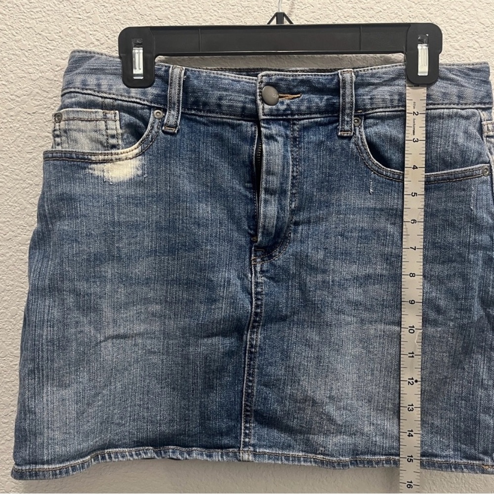 Gap denim mini skirtt size 6. Great pre-worn condition.